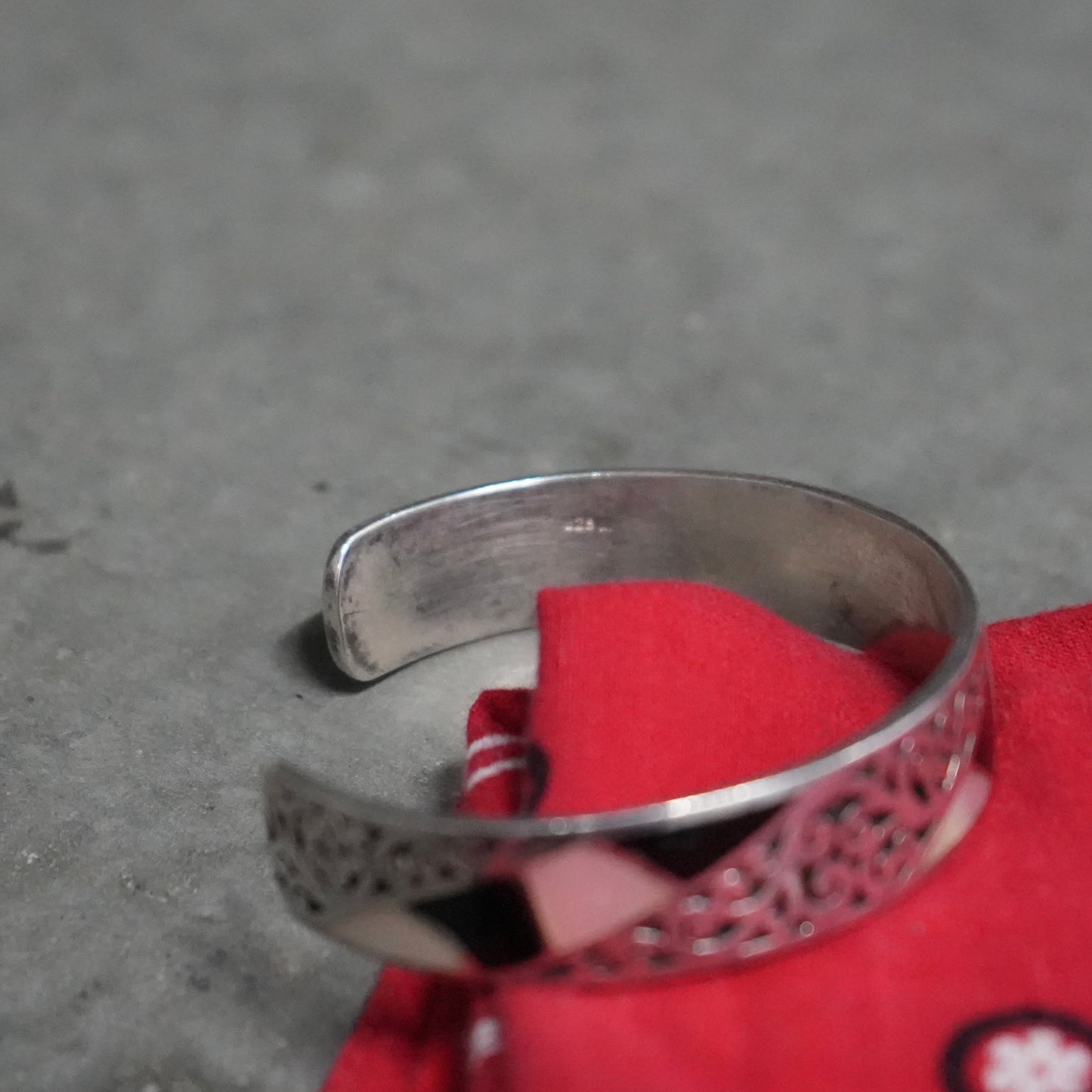Silver cuff with onyx and pearl