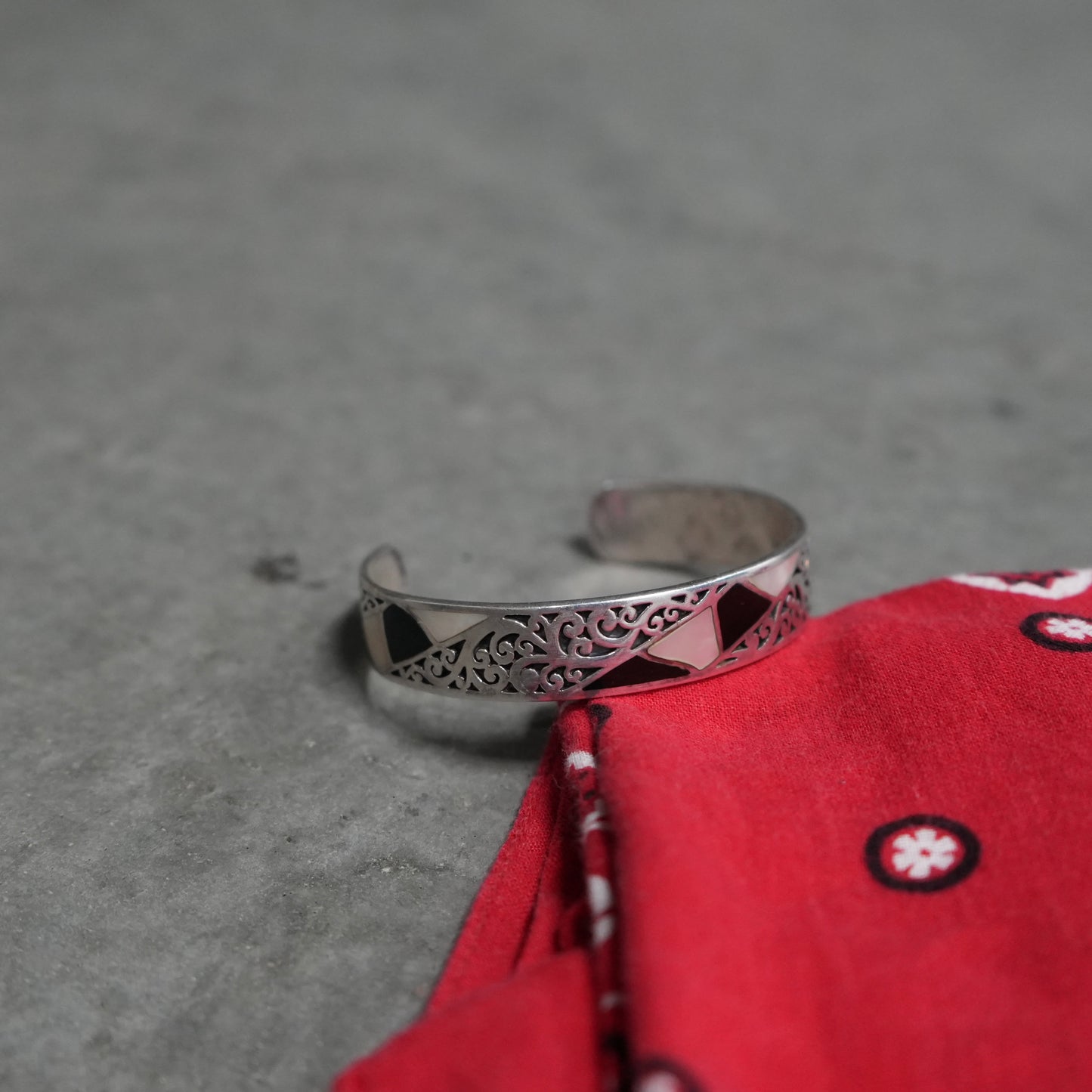 Silver cuff with onyx and pearl